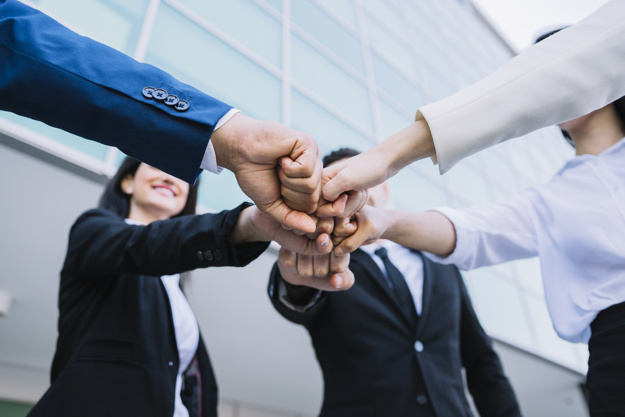 concepto-teamwork-gente-negocios_23-2147715590